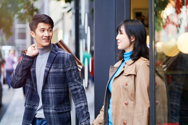 幸せな若いアジア人のカップルのショッピング街の近代的な店を出て通りに — ストック写真