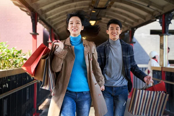 Junges Asiatisches Paar Läuft Mit Einkaufstüten Den Händen Glücklich Und — Stockfoto