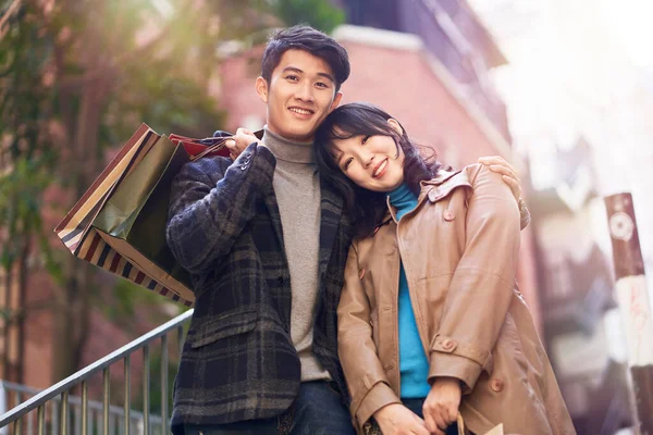 Außenporträt Eines Glücklichen Jungen Asiatischen Paares Das Von Einem Einkaufsbummel — Stockfoto