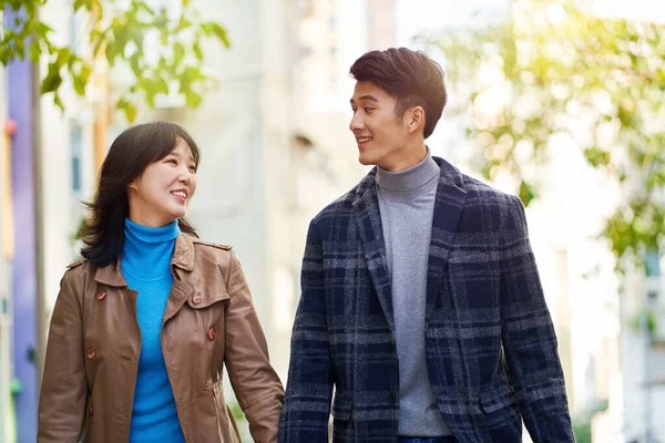 Feliz Jovem Asiático Casal Andando Conversando Rua Segurando Mãos — Fotografia de Stock