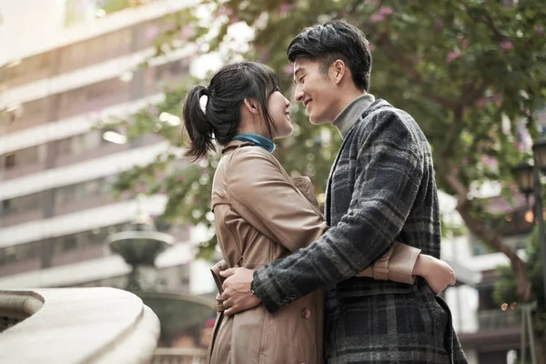 Feliz Joven Asiático Pareja Abrazando Abrazos Aire Libre — Foto de Stock