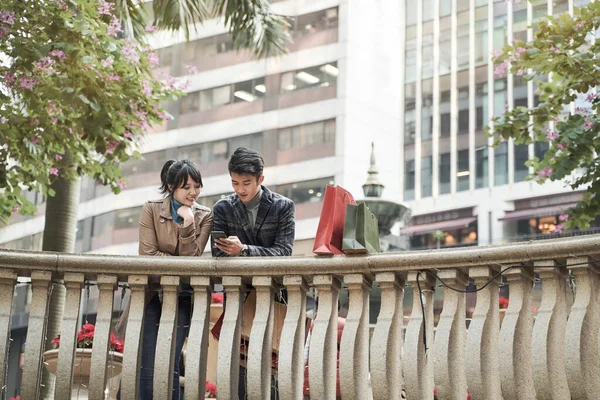 Jovem Asiático Casal Navegação Usando Celular Enquanto Compras Cidade — Fotografia de Stock
