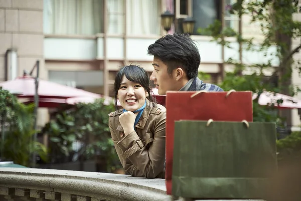 Glücklich Junge Asiatische Paar Entspannen Chat Freien — Stockfoto