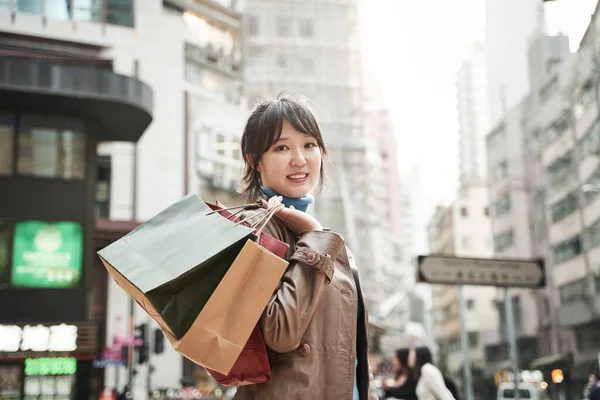Счастливая Молодая Азиатская Женщина Сумками Ходить Городской Улице — стоковое фото