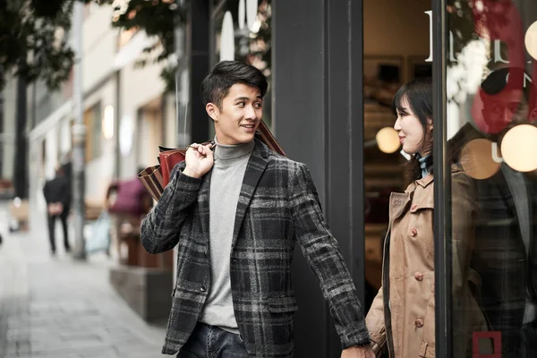 Счастливая Молодая Азиатская Пара Покупающая Городе Выходящая Магазина Бумажными Пакетами — стоковое фото