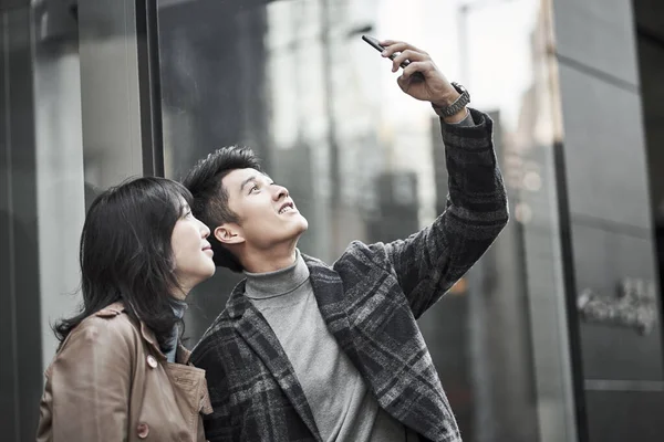Feliz Joven Asiático Pareja Tomando Selfie Fuera Departamento Tienda — Foto de Stock