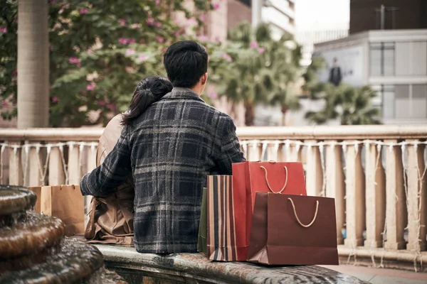 都会で買い物をしながらリラックスしたアウトドアを楽しむ若いアジアのカップルのリアビュー — ストック写真