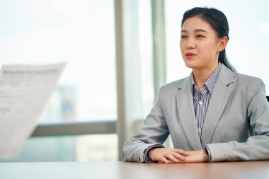 İş görüşmesi sırasında iş arayan Asyalı genç bir kadın.