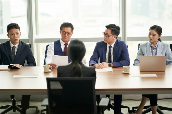 Joven Asiático Mujer Negocios Siendo Entrevistado Por Grupo Empresas Ejecutivos —  Fotos de Stock