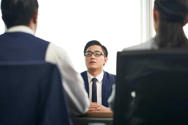 Junger Asiatischer Kaufmann Jobkandidat Gespräch Mit Leuten Bewerbungsgespräch — Stockfoto