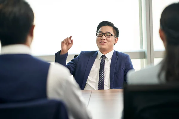 Fiatal Ázsiai Üzletember Beszél Nagy Előtt Interjúk Során Állásinterjú — Stock Fotó