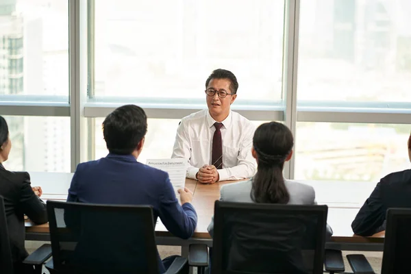 Starší Asijský Podnikatel Muž Uchazeč Zaměstnání Rozhovor Skupinou Mladých Lidských — Stock fotografie