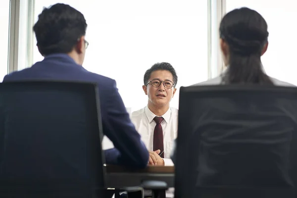 Idoso Asiático Homem Negócios Candidato Emprego Sendo Entrevistado Por Jovens — Fotografia de Stock