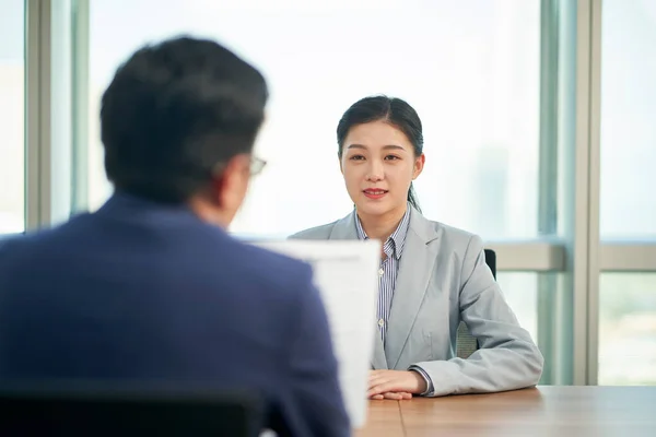 Joven Asiático Mujer Negocios Buscando Trabajo Siendo Entrevistado Por Recursos —  Fotos de Stock