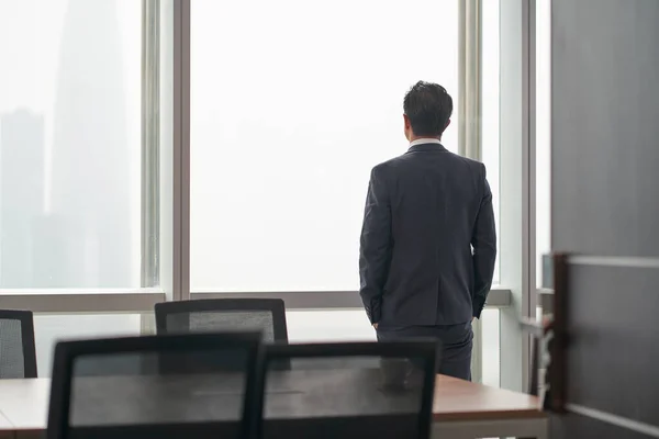 Rückansicht Eines Asiatischen Geschäftsmannes Der Vor Dem Bürofenster Steht Und — Stockfoto