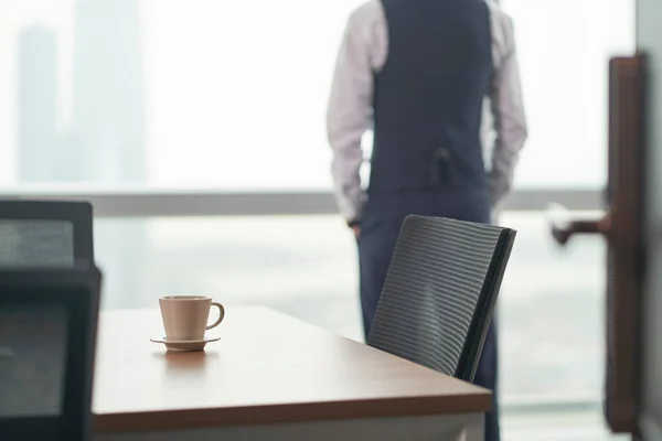 Ασιάτης Επιχειρηματίας Στέκεται Μπροστά Από Παράθυρο Στη Σκέψη Γραφείο Χέρια — Φωτογραφία Αρχείου