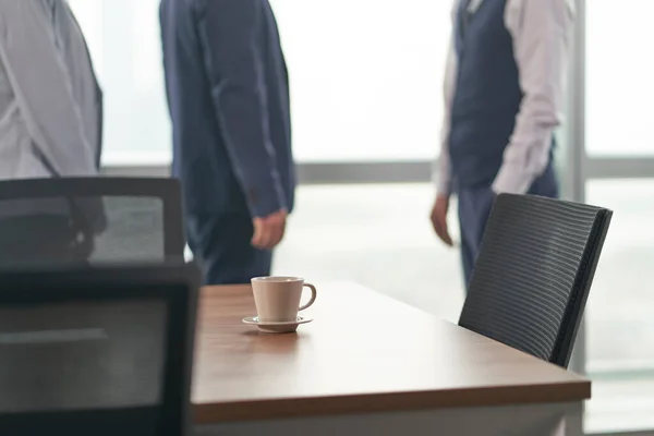 Asiatische Geschäftsleute Reden Büro Konzentrieren Sich Auf Den Vordergrund — Stockfoto