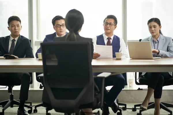 若いアジア人のビジネス女性が人事担当役員のグループにインタビューされ — ストック写真