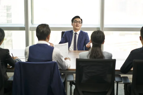 Zelfverzekerde Jonge Aziatische Zakenman Praten Groot Voorkant Van Interviewers Tijdens — Stockfoto