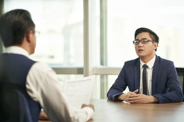 Jeune Homme Asiatique Étant Interviewé Par Directeur Des Ressources Humaines — Photo