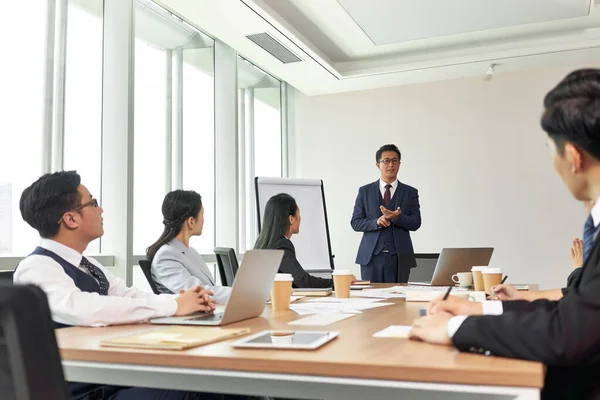 Asiático Ejecutivo Corporativo Dando Discurso Durante Reunión Equipo Oficina —  Fotos de Stock