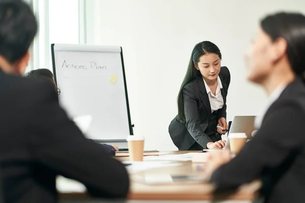 Young Asian Corporate Business Woman Making Presentation Office — Stock Photo, Image