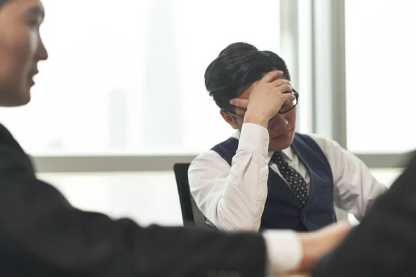 Asiatischer Geschäftsmann Sieht Bei Treffen Büro Müde Und Frustriert Aus — Stockfoto