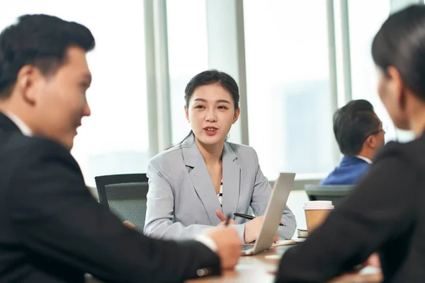 Equipo Ejecutivos Corporativos Asiáticos Discutiendo Negocios Oficina —  Fotos de Stock