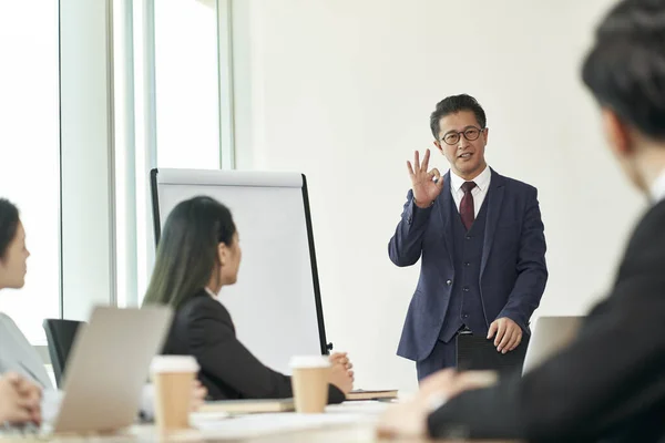 Asiatico Aziendale Esecutivo Pronunciare Discorso Durante Team Meeting Ufficio — Foto Stock
