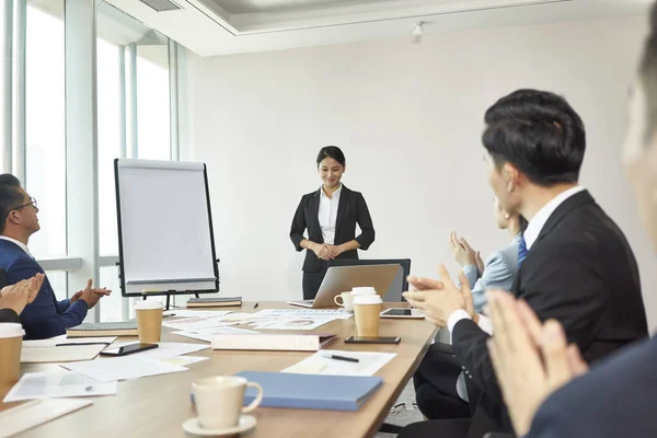 Mladý Asijský Junior Executive Aplaudovaný Kolegy Spolupracovníky Proslovu — Stock fotografie