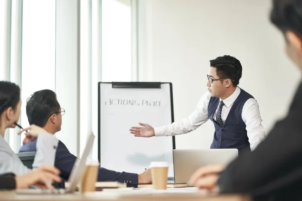 Grupo Asiático Ejecutivos Corporativos Reunión Oficina Discutir Planes Negocios —  Fotos de Stock