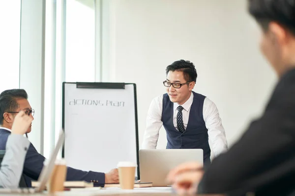 Молодий Азіатський Бізнесмен Сприяє Обговоренню Під Час Командної Зустрічі Офісі — стокове фото