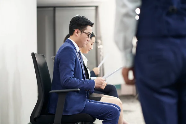 Grupp Asiatiska Affärsmän Män Och Kvinnor Väntar För Anställningsintervju — Stockfoto