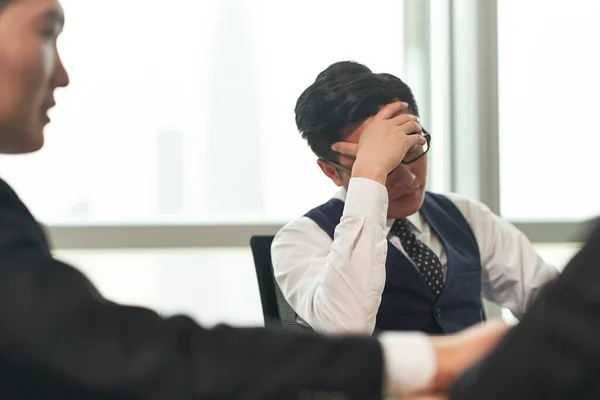 Asyalı Adamı Ofiste Görüşürken Yorgun Sinirli Görünüyor — Stok fotoğraf