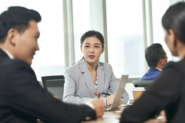 Equipo Ejecutivos Corporativos Asiáticos Discutiendo Negocios Oficina —  Fotos de Stock