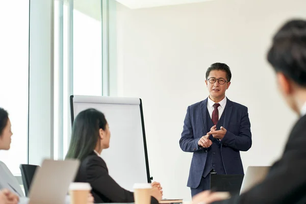 Asijské Korporátní Manažer Usnadňující Diskusi Během Setkání Týmu Úřadu — Stock fotografie