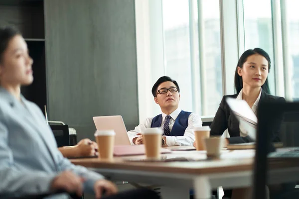 Jeune Asiatique Entreprise Équipe Homme Femme Réunion Dans Bureau — Photo