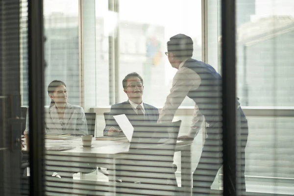 Plan Travers Verre Une Équipe Gens Affaires Asiatiques Réunis Bureau — Photo