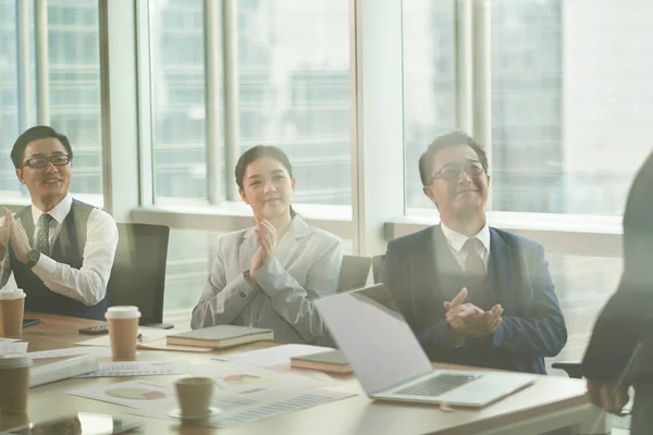 Tiro Attraverso Vetro Team Uomini Affari Asiatici Che Incontrano Ufficio — Foto Stock