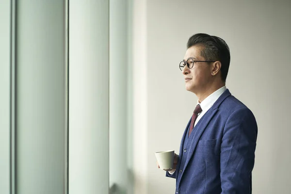 Porträt Eines Asiatischen Unternehmensführers Senior Manager Der Fenster Steht — Stockfoto