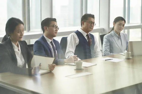 Colpo Attraverso Vetro Team Persone Asiatiche Intervistando Candidato Carica — Foto Stock