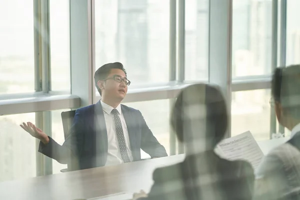 Азиатского Бизнесмена Которого Взяла Интервью Команда Высокопоставленных Лиц Современном Офисе — стоковое фото