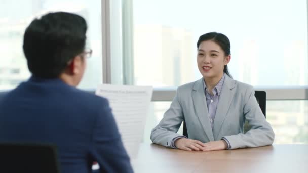 Joven Asiático Mujer Negocios Ejecutivo Corporativo Siendo Entrevistado Por Manager — Vídeos de Stock