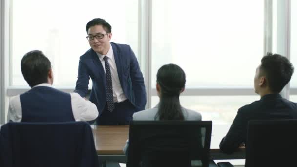 Junger Asiatischer Geschäftsmann Jobbewerber Schüttelt Einer Gruppe Von Personalverantwortlichen Konferenzraum — Stockvideo