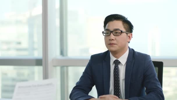 Joven Asiático Hombre Negocios Siendo Entrevistado Por Manager Oficina Moderna — Vídeo de stock