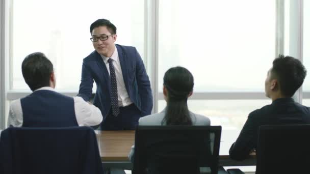 Ung Asiatisk Jobbsøker Som Håndhilser Hilser Gruppe Personalsjefer Konferanserommet Til – stockvideo