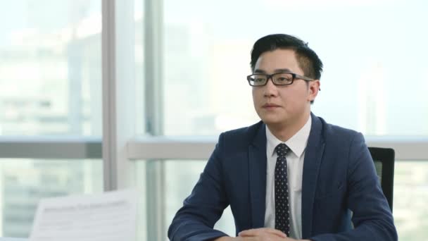 Jeune Homme Affaires Asiatique Interviewé Par Directeur Des Ressources Humaines — Video