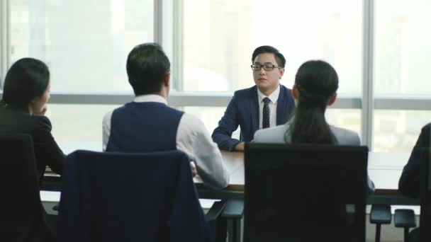 Joven Asiático Hombre Negocios Siendo Entrevistado Por Grupo Ejecutivos — Vídeos de Stock