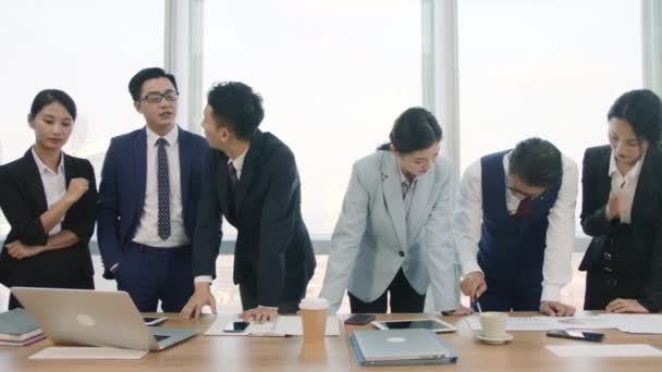 Team Asian Businesspeople Meeting Company Conference Room Discussing Business Plan — Stock Video