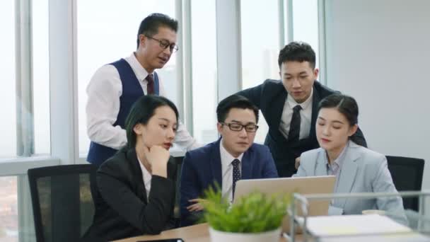 Team Fem Asiatiska Företagsledare Möte Office Diskutera Affärer Med Hjälp — Stockvideo